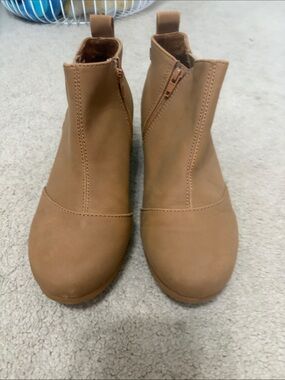 Girls size 3 Toms Tan Ankle Boots - Classic Side Zip